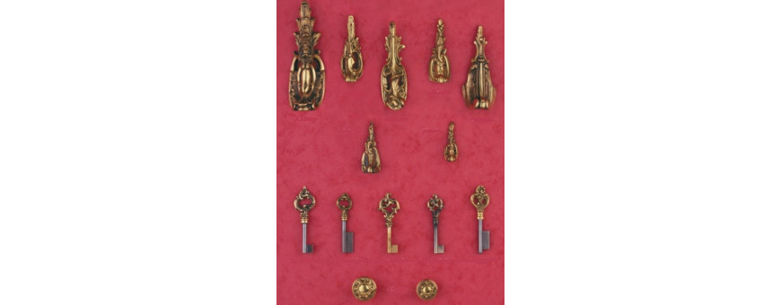 Sabots, boutons, socles et clefs de Style Louis XV